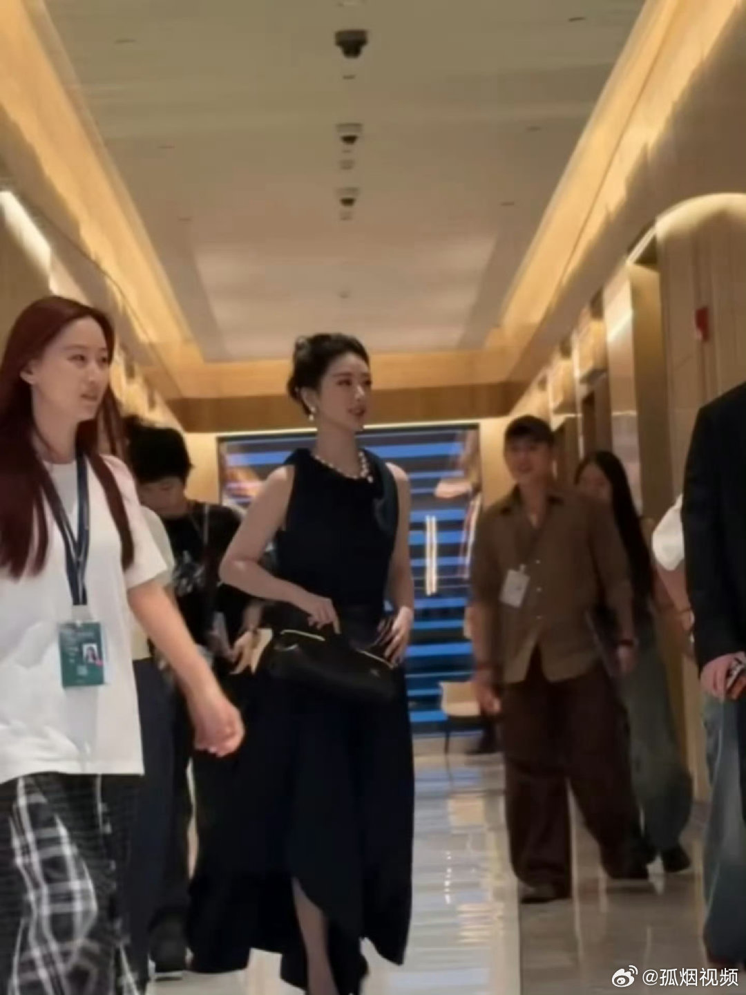 白玉兰提名晚宴后台的杨紫后台的杨紫 白玉兰提名晚宴后台的杨紫 