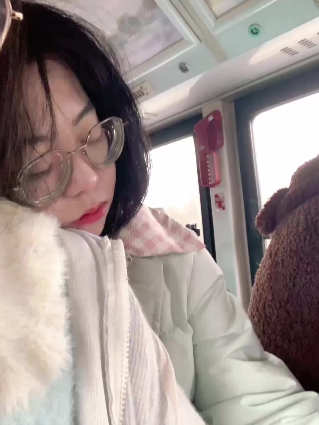 那日在公交车上，我靠着瑶瑶睡着了，车突然颠簸，我吓的半睡半醒，她摸摸我...