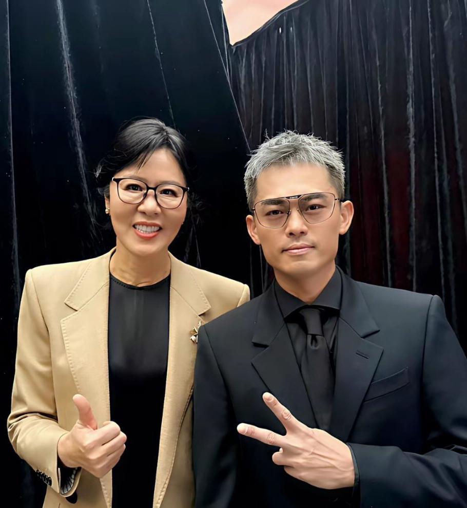 林丹一头银发亮相某活动，气场全开依旧帅到炸裂！这造型让他秒变“银发男神”，肌肉线