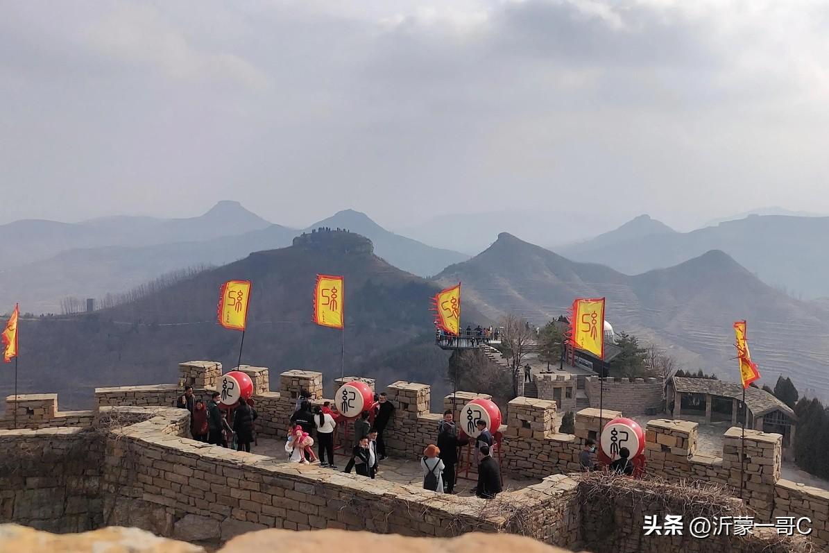今天准备封顶沂水泉庄镇纪王崮，这里风景优美，满山遍野开满野花，一路山路弯弯，峰回