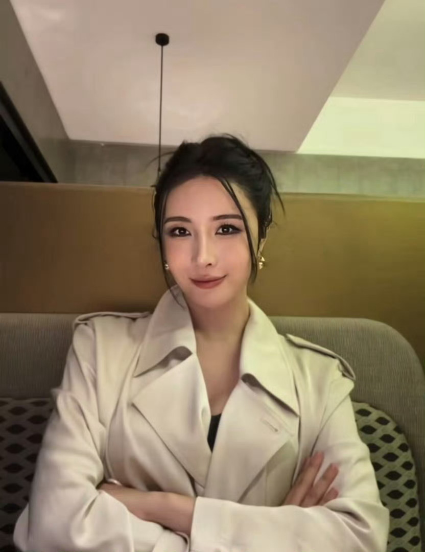没想到智博打鼓这么有天赋旗袍造型的智博沉浸式学习打鼓，细心钻研动作细节，依靠默数