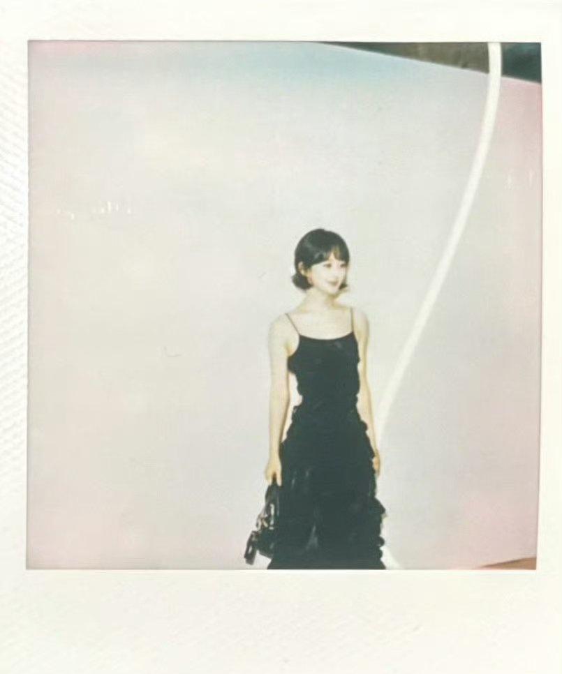 吊带黑裙，妈妈好贵 ​​​
