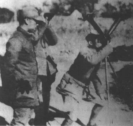 1939年，罗荣桓(右1)用梁山战斗缴获的炮对镜指挥作战。这年8月初，日军第三十