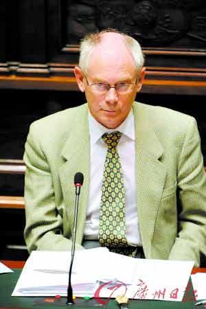一位比利时首相曾斩钉截铁地说：“人人都想加入欧盟，没人想加入中国。”他把话筒往前