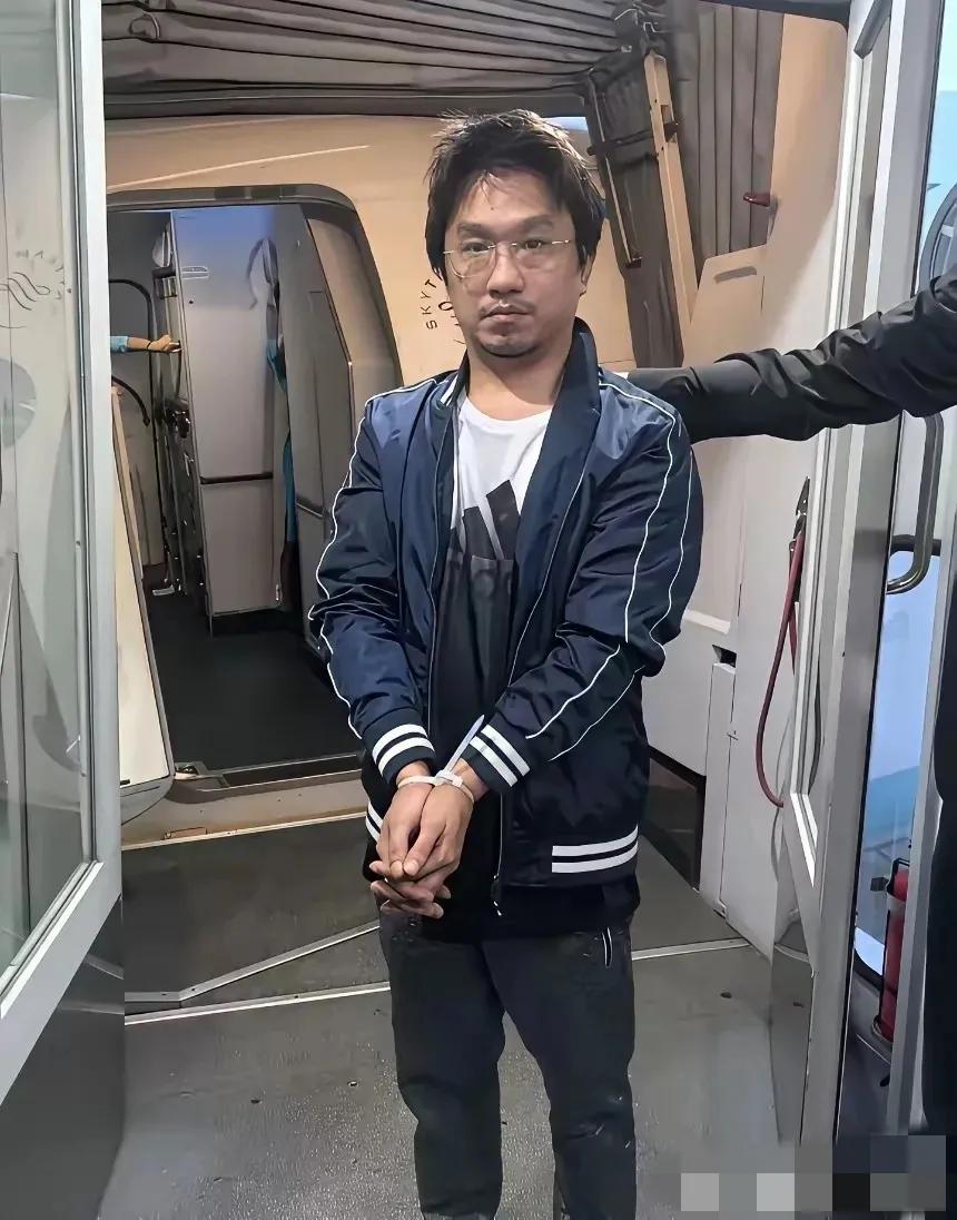 犯罪嫌疑人施纯芳在菲律宾组建团伙，专盯在菲中国同胞实施绑架。他们踩点套近乎获取信