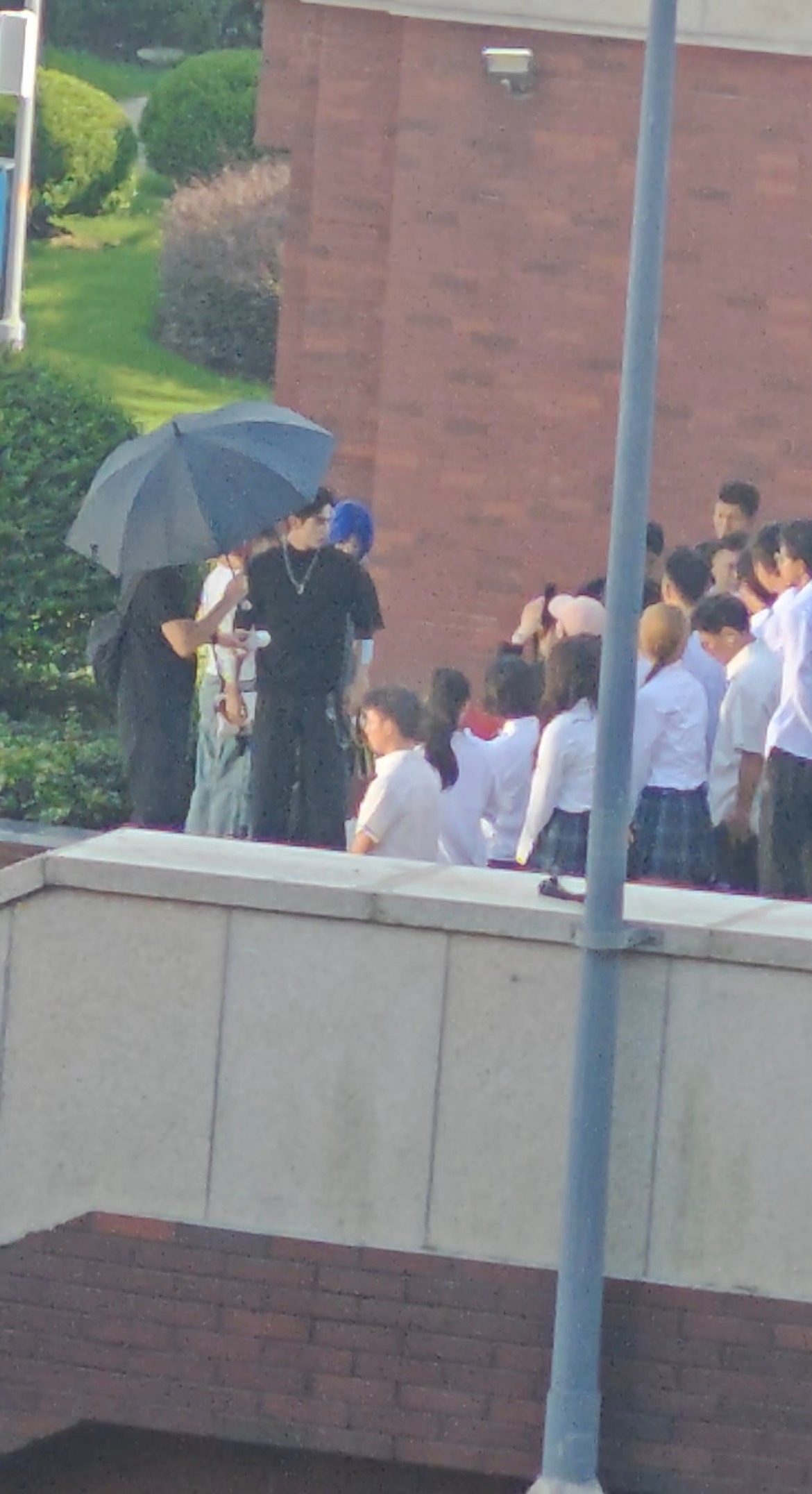 啊啊啊啊啊我被这个龙龙萌晕拍广告的时候拿望远镜和偷看他的人对视🫣宋威龙拿望远镜
