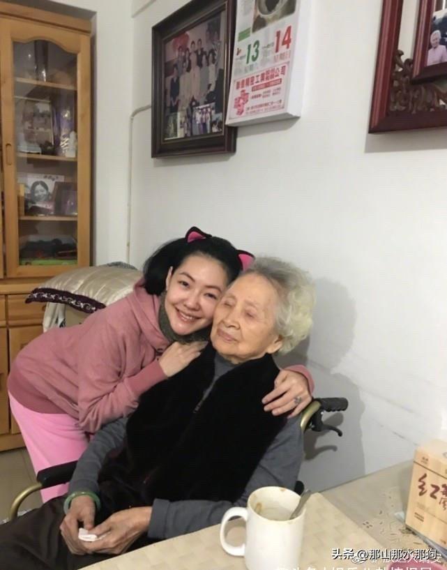 人各有各命，蔡康永的妈妈作为旧上海滩的大家闺秀嫁入蔡家，十指不沾阳春水，享了一辈