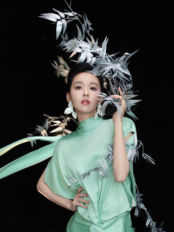 陈都灵陈都灵回应巴黎时装周出圈造型陈都灵回应时装周短发造型从温婉淑女到利落短发，