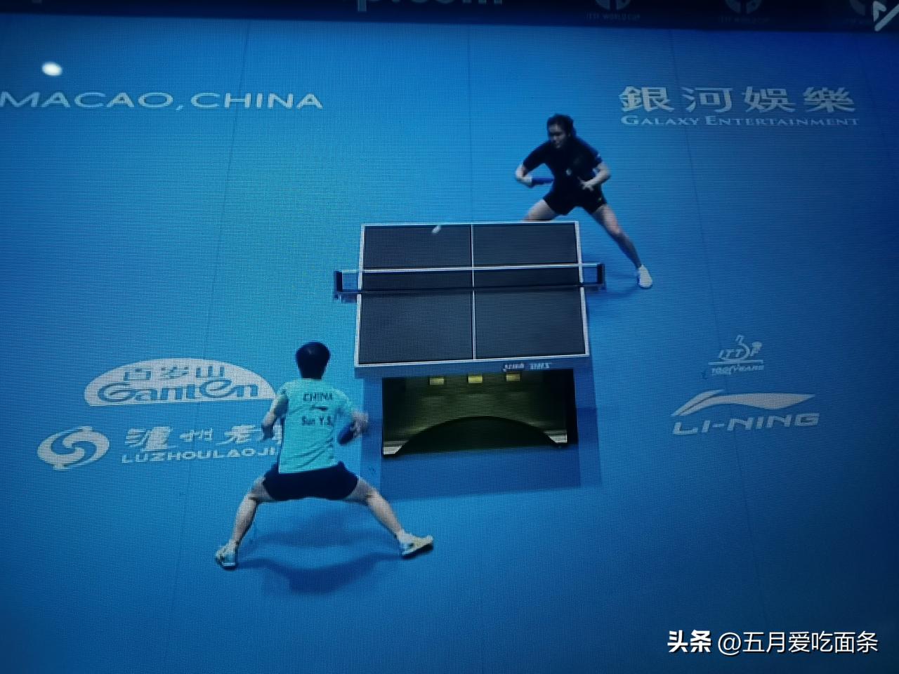 哈哈哈，李昱谆在局间休息时和教练说“真的超级转，无敌霹雳转唉”。
台湾小姑娘已经