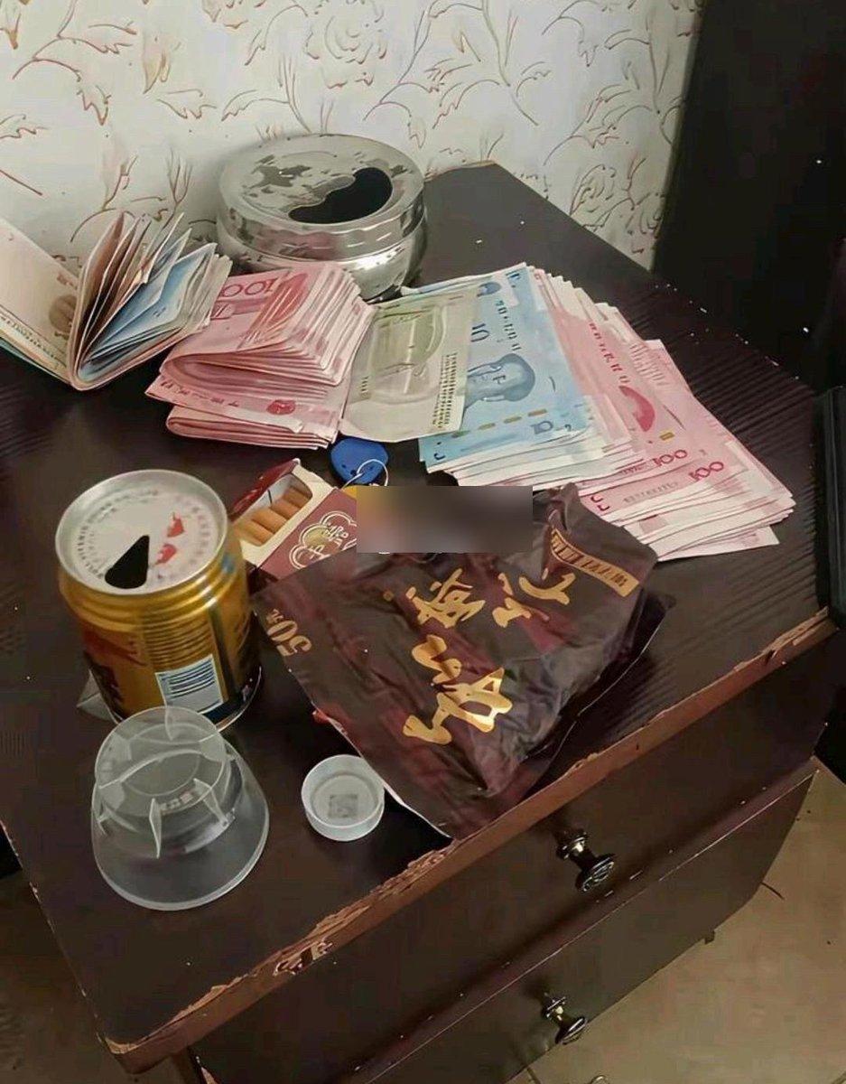 根据这张图片，你可以观察出他的职业吗？
红牛+槟榔+现金+老式的床头柜？