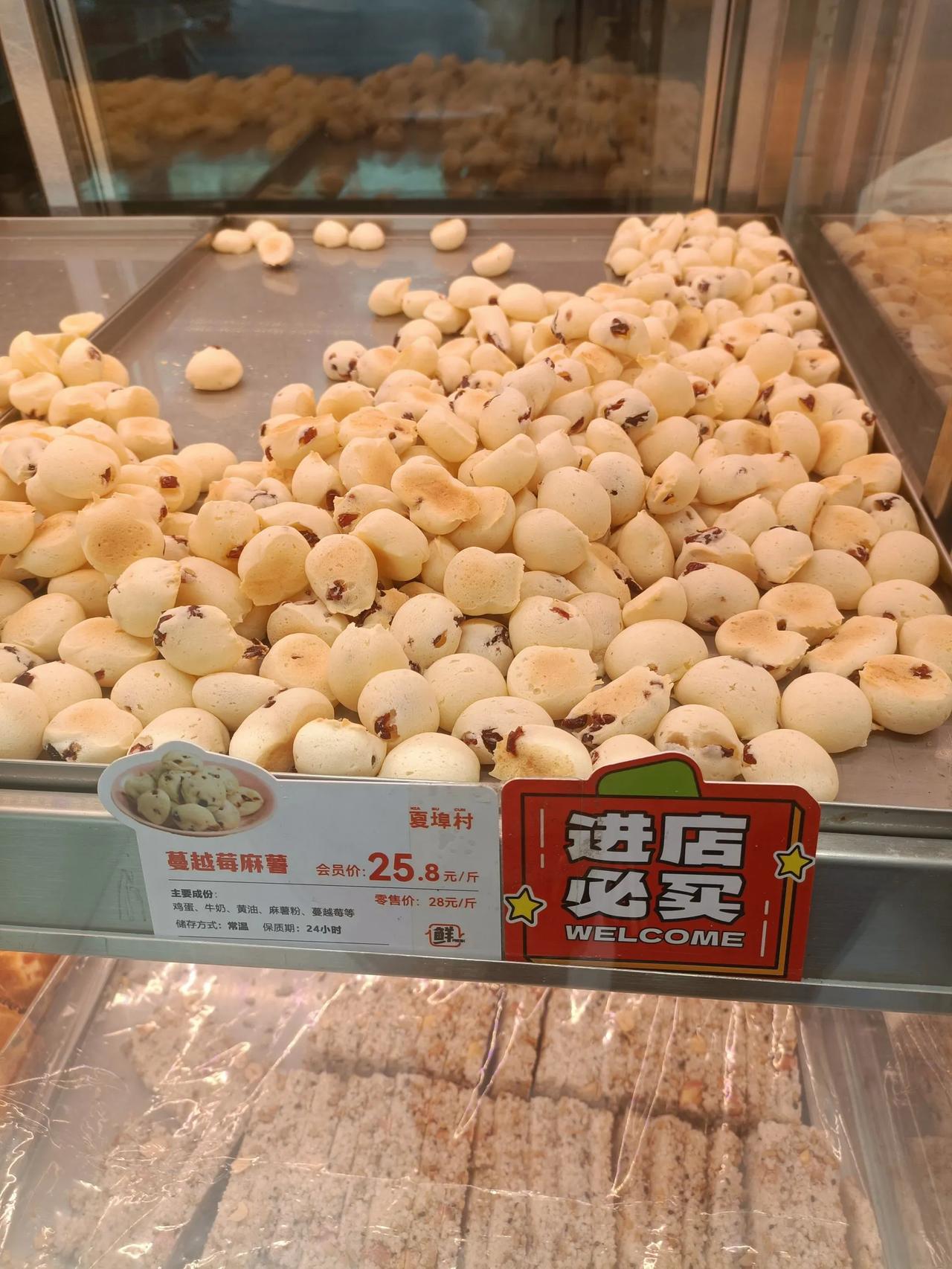 
一上街就是买买买，主要这些零食的太香了，诱惑人太大，朋友们，这么多的零食你们喜