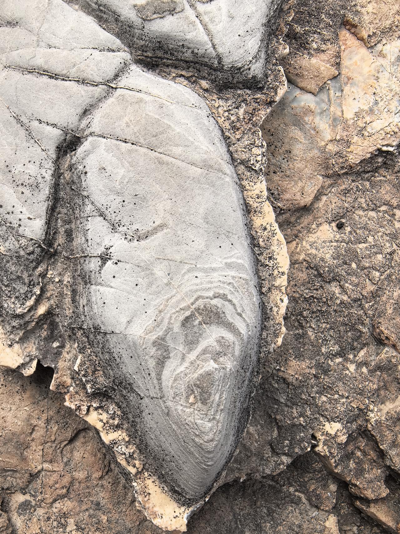 石径蜿蜒，岁月痕迹。