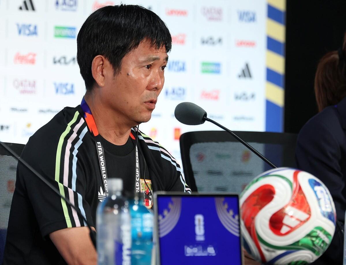 日本队4–0赢突尼斯，主力全伤了，比赛反而踢得更稳。
四个人没上：三笘、久保、南
