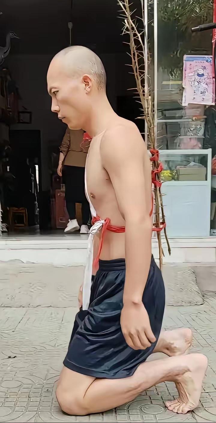 这哥们就是精准拿住了父母的心软！
视频说这哥们偷了父母几十万血汗钱，
一个月就将