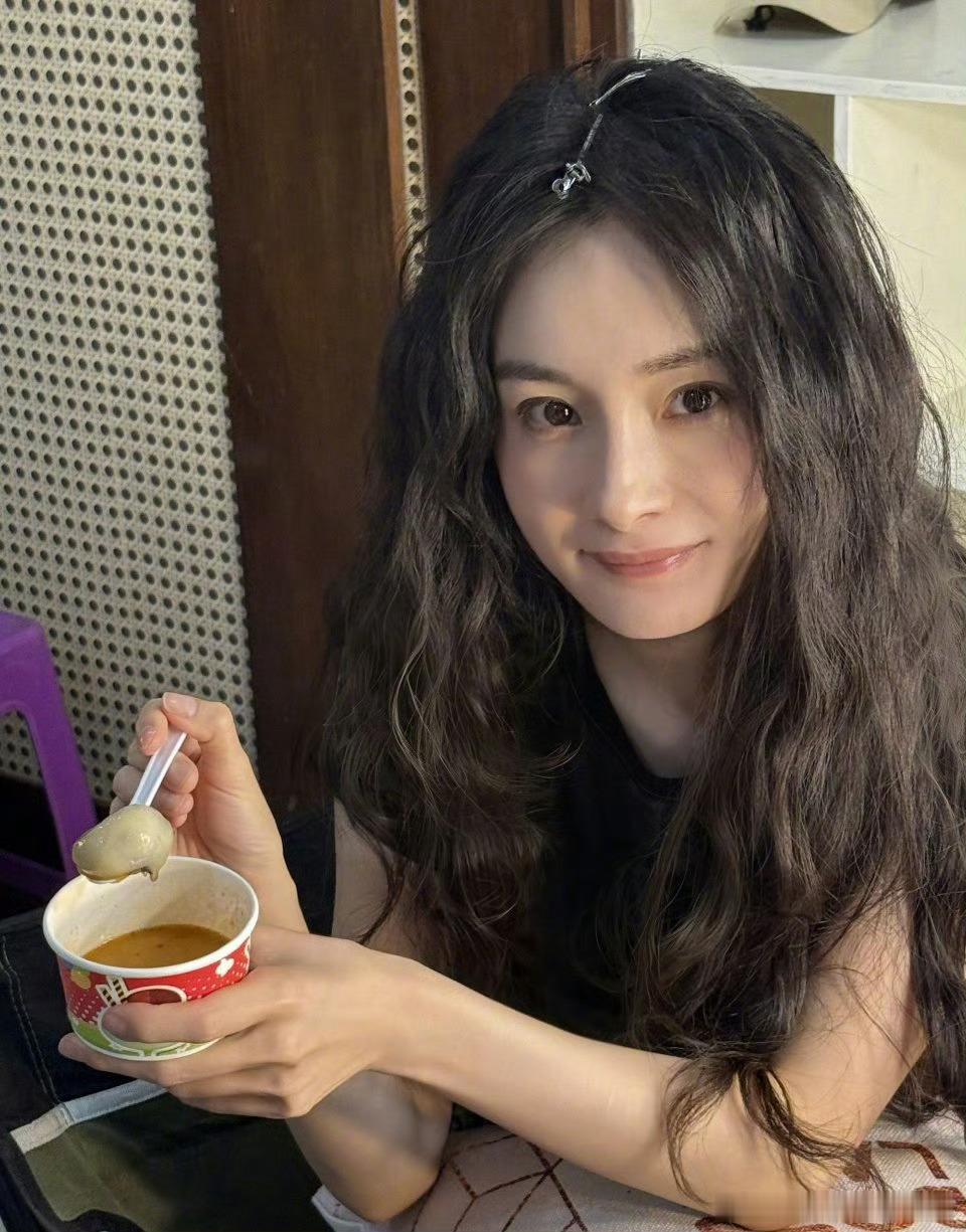 杨幂想改一个微信名叫宁静致远 幂姐也太可爱了吧