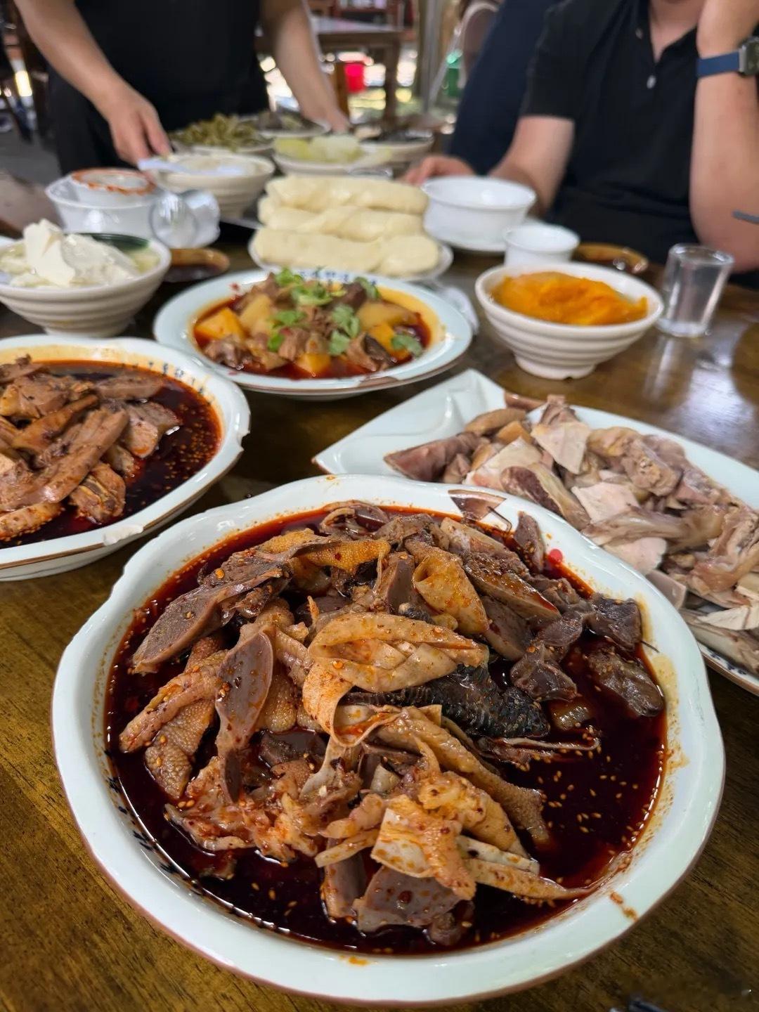 四川吃饭指南  成都郫都成都市郫都区是郫县豆瓣的原产地，豆瓣用得好不好，郫都人最