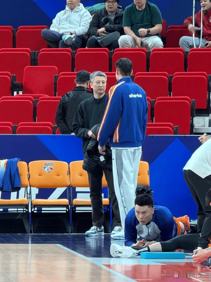 郭士强指导不看广东，今晚看上海大战浙江稠州




郭士强指导今晚来到上海，观战