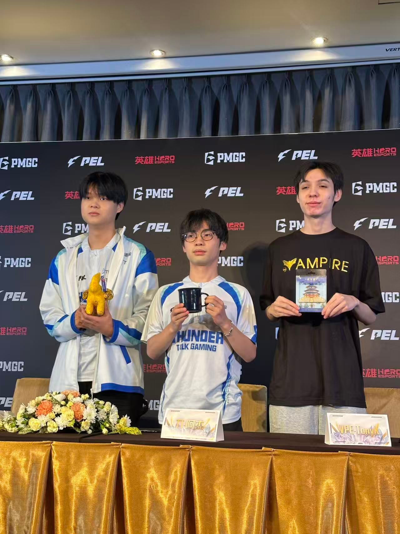 全球总决赛媒体日 “凹”字的显现…（bushi 放过杰哥吧 2025和平精英全球