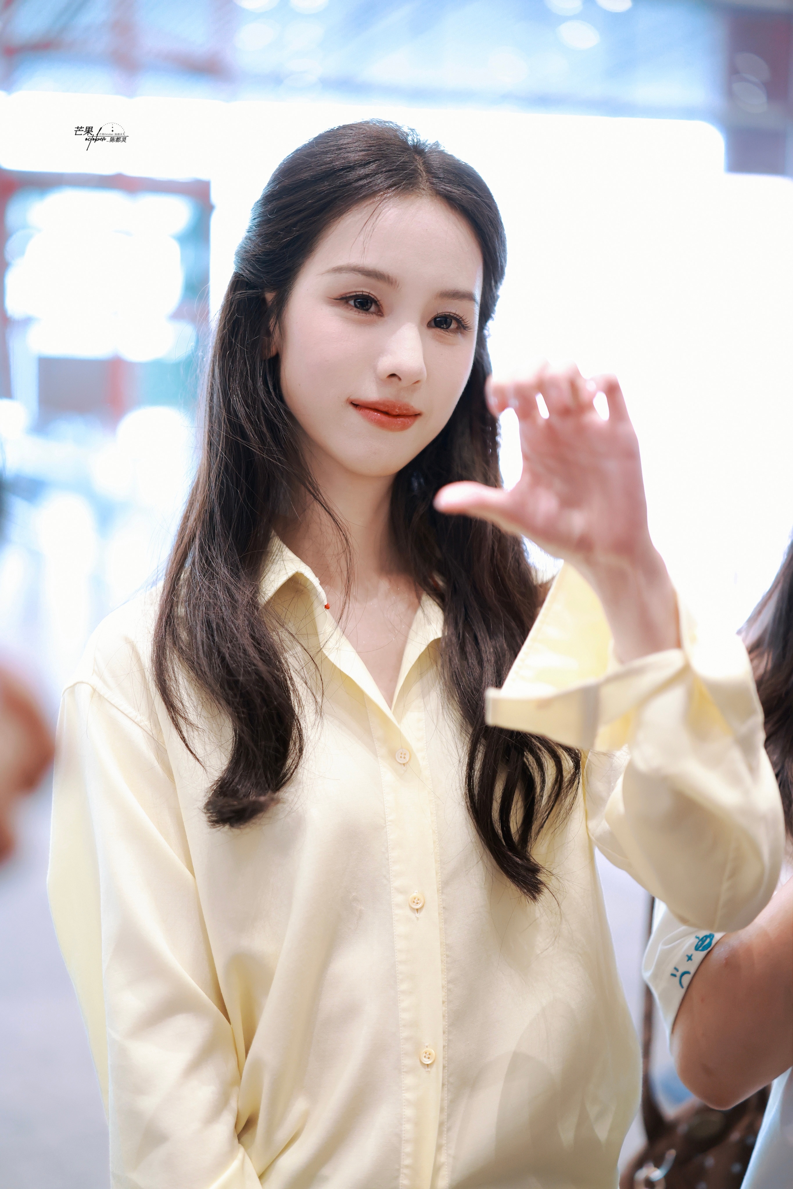 𝟐𝟔𝟎𝟔𝟎𝟖 𝐏𝐞𝐤🛫回去拍戏咯注意防暑陈都灵楚朝 .陈都灵