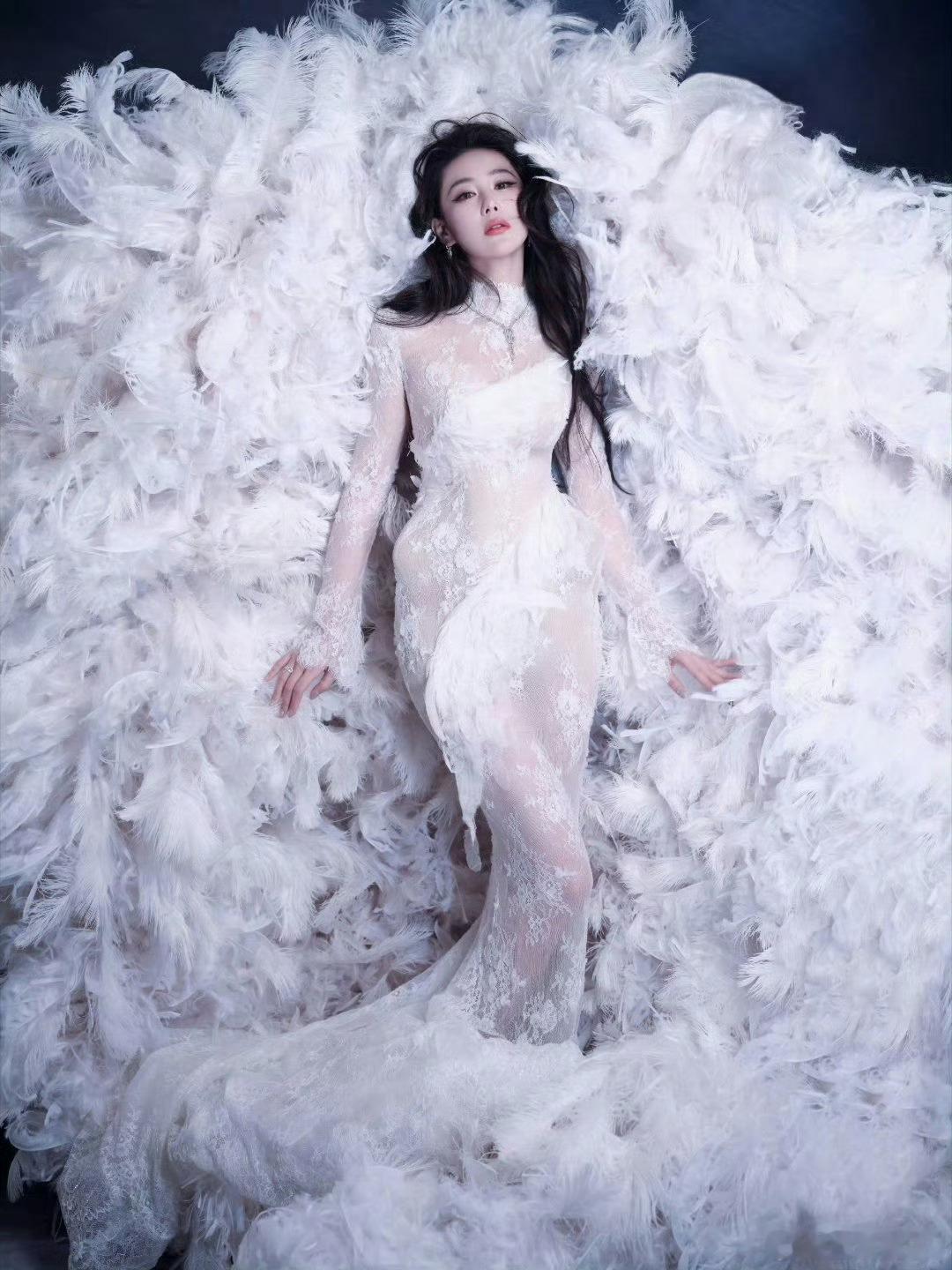 张馨予 红毯定海神针 孙哲给张馨予磕一个吧，真的拯救了elle无聊的红毯，大美女