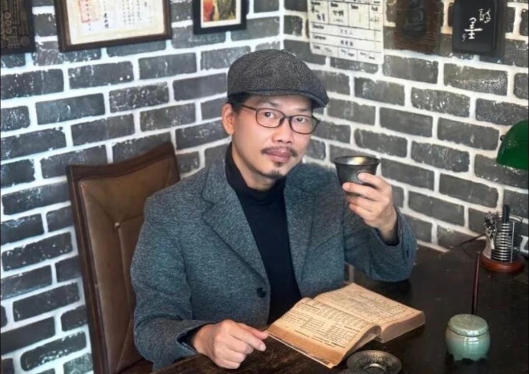 曝方文山对Y女士实行长达八年的PUA等一下！方文山刚刚辟谣了！他说是投资方在搞鬼