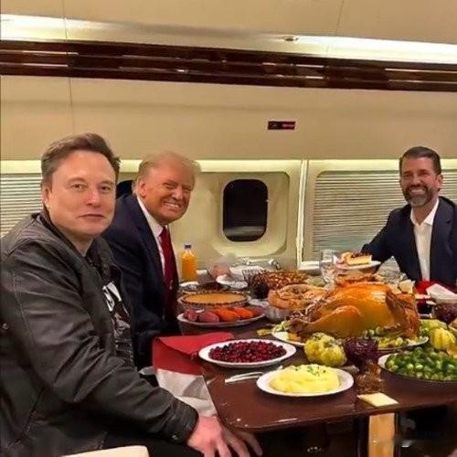 反转比电视剧还刺激！马斯克特朗普感恩节同桌吃饭，前阵子还互撕呢！
 
美国这俩大