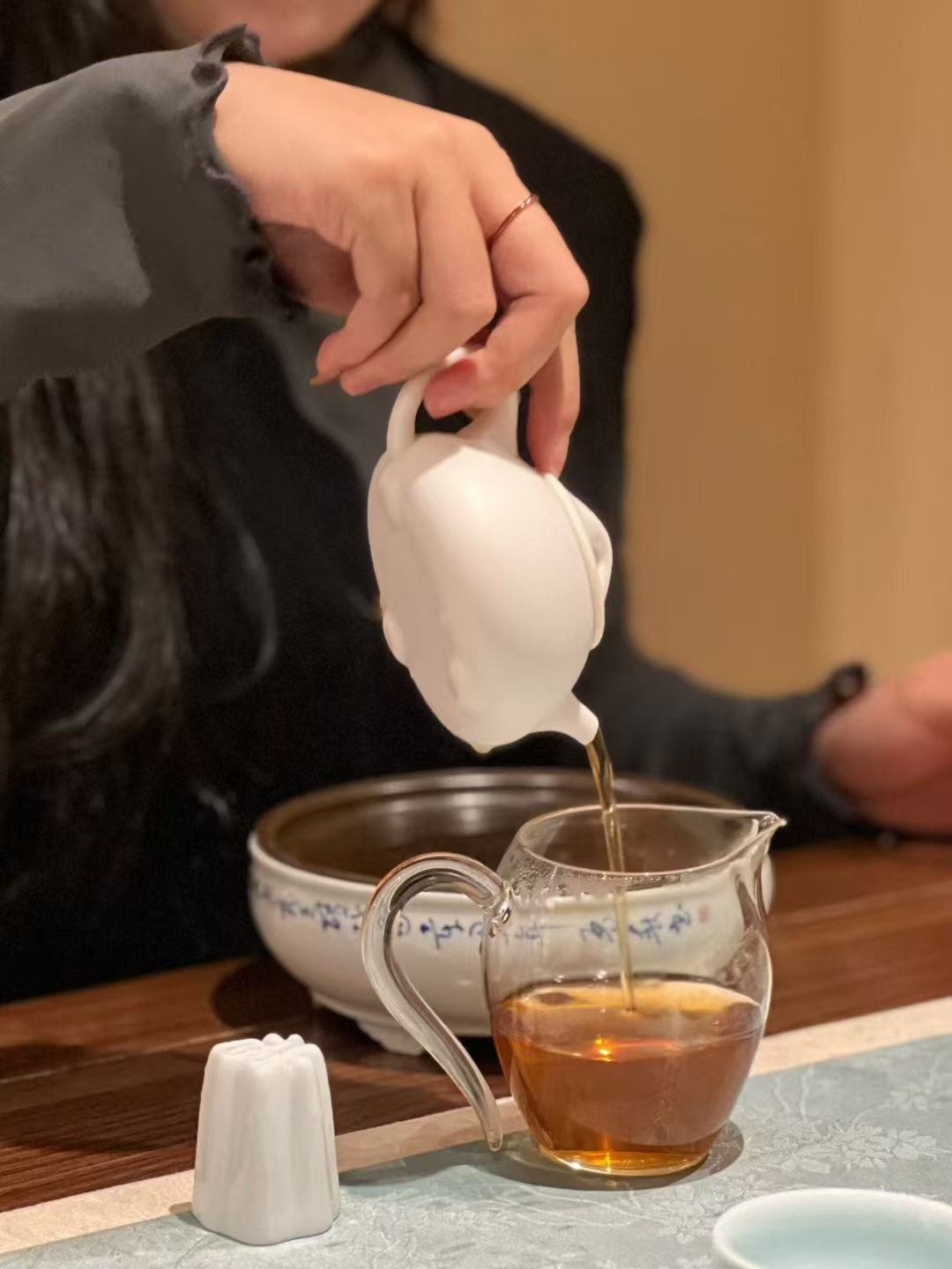 品茶赏器交友  真正的贵气，不是价格标签，而是生活品味。会喝茶的人，将日子过成了