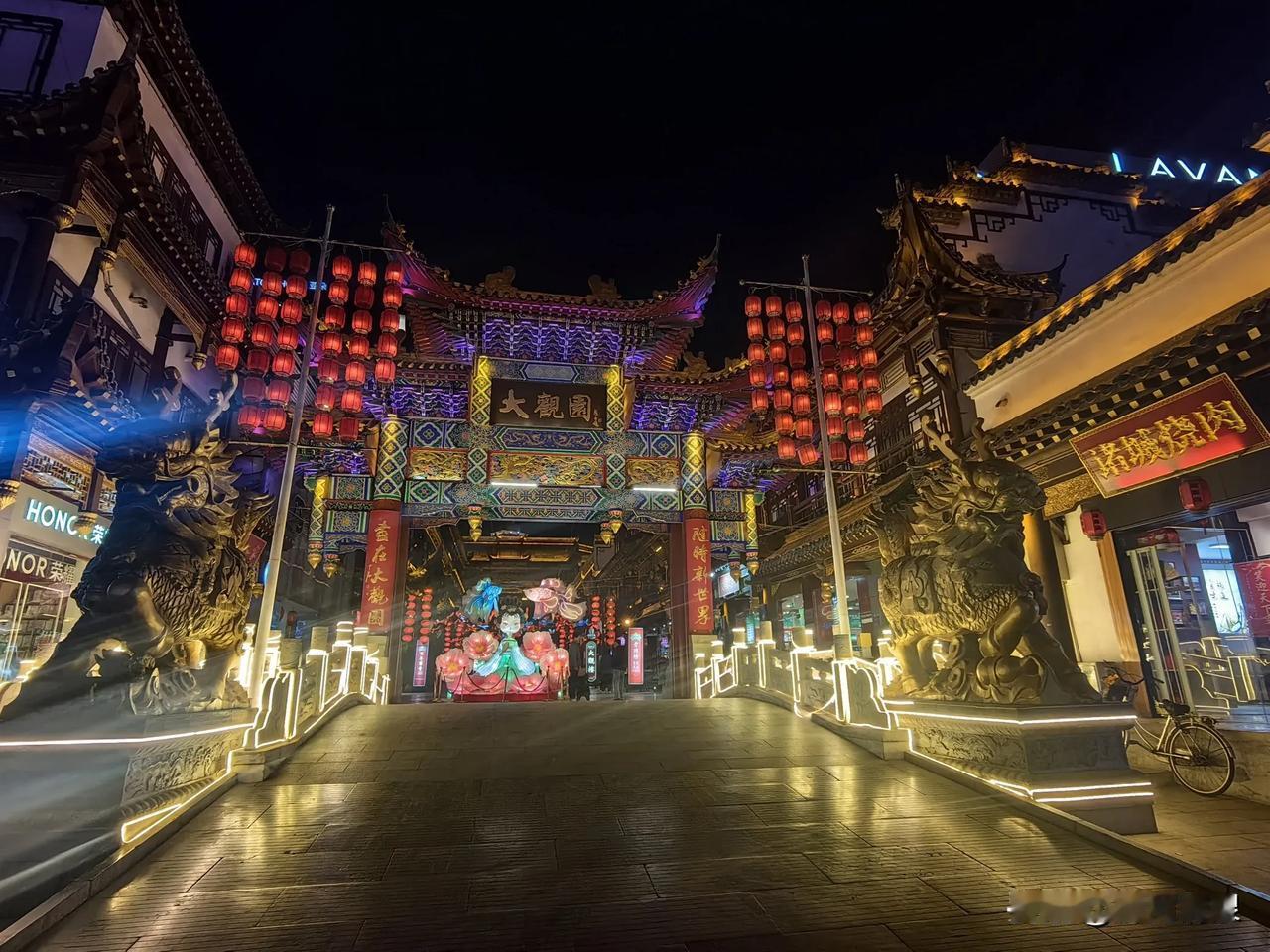灯火阑珊夜未央，华灯璀璨映城邦。
省厅帮忙已三天，啥时回咱高老庄？

2025年