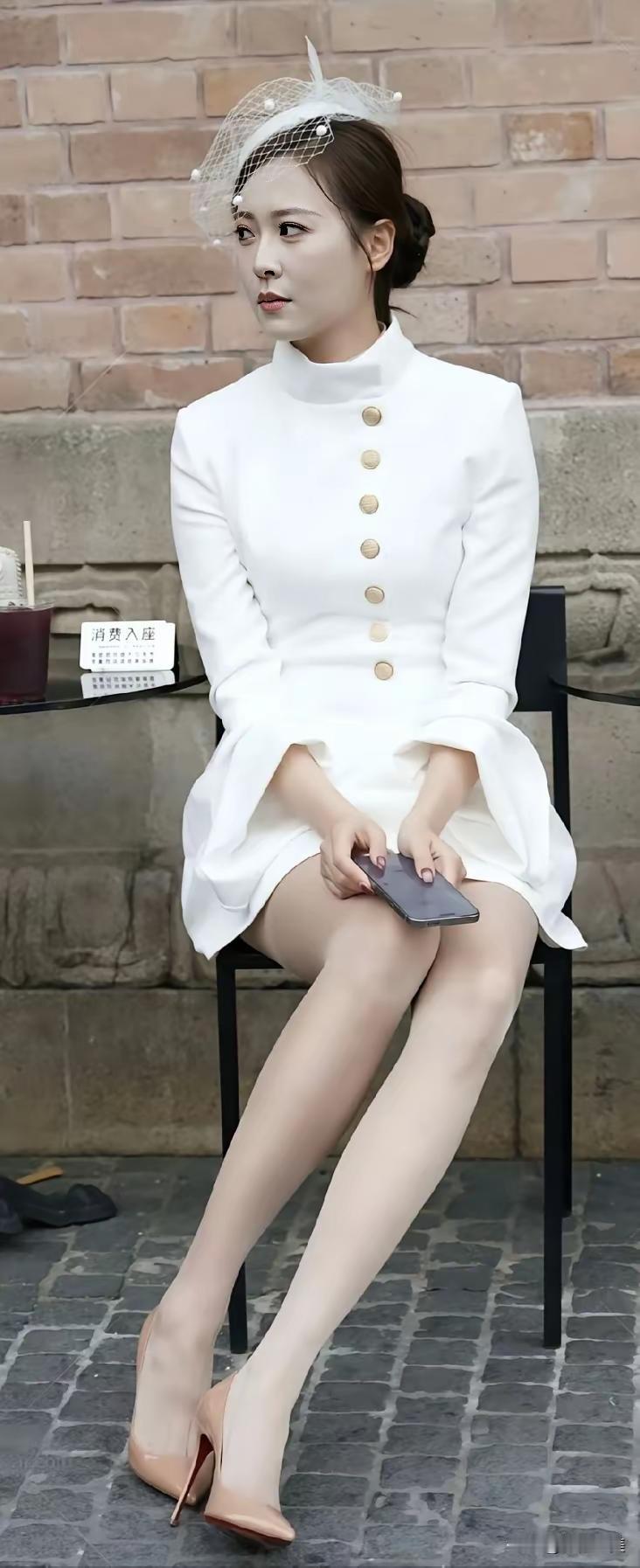 优雅复古风，白色连衣裙搭配珍珠发饰，尽显时尚气息。