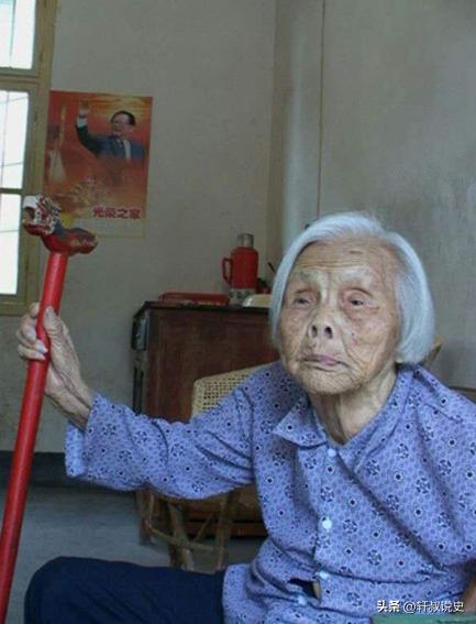 1933年，主席躲进农妇家，没想到，敌人搜查时，农妇却说：“你们要找的人，在我家