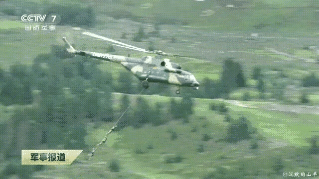 说实话这样的训练非常没必要，风险太大，是拿战士的生命安全当儿戏，这种直升机战场携