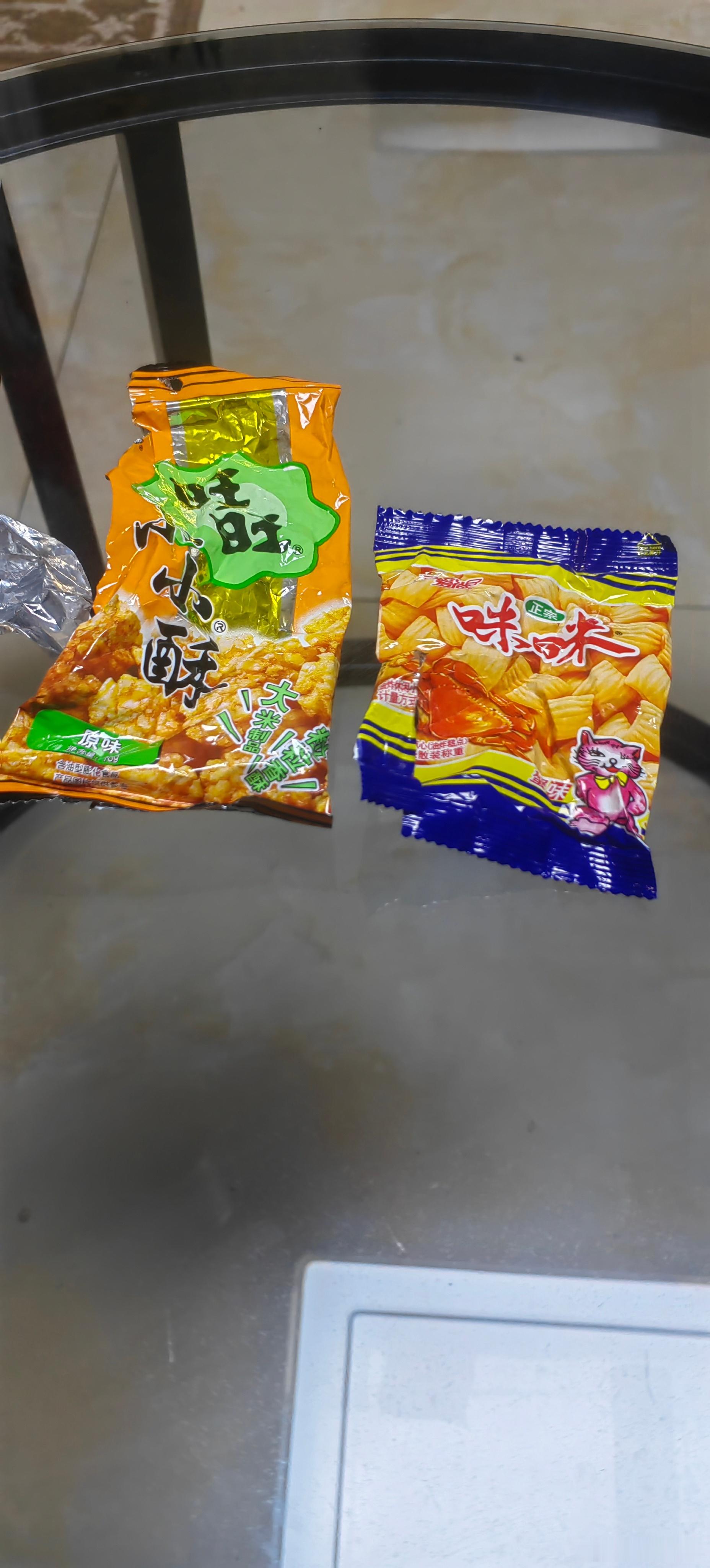 闺女在学校奖励的小零食，总得带回家给我尝尝