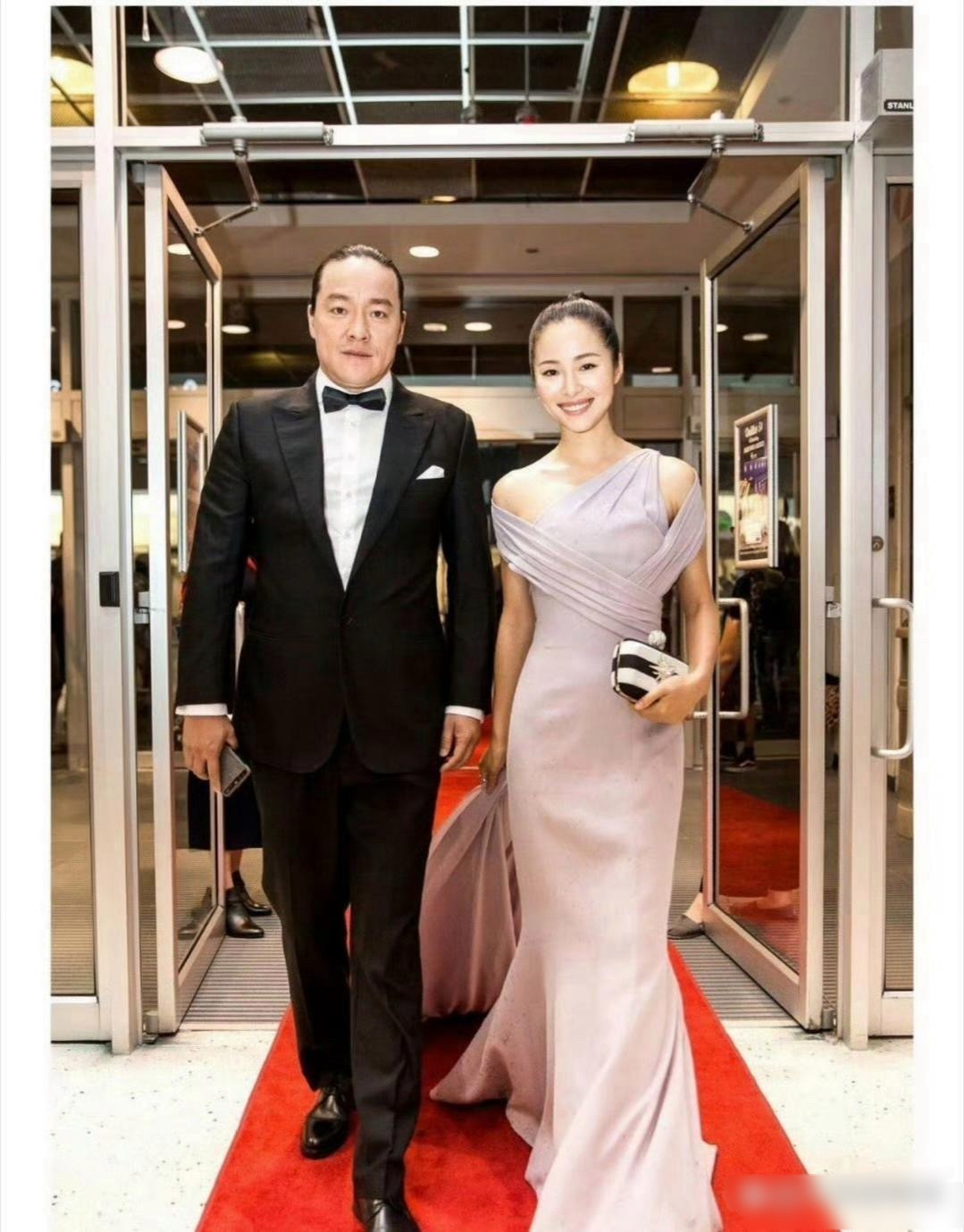 要是为了翻红，那代价还是挺大的结婚没有官宣，女儿出生没有官宣，离婚却要官宣，事出