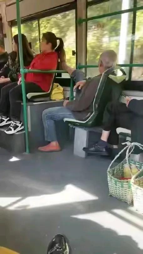 近日，在公交车上看见的一幕，只见一个白发苍苍的老人上车后，坐在座位上还一条腿抬起