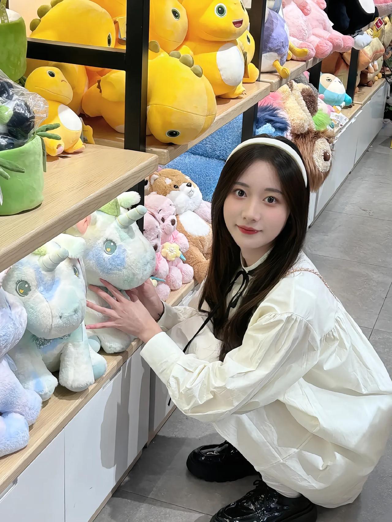 白衣少女抚摸，萌宠相伴。