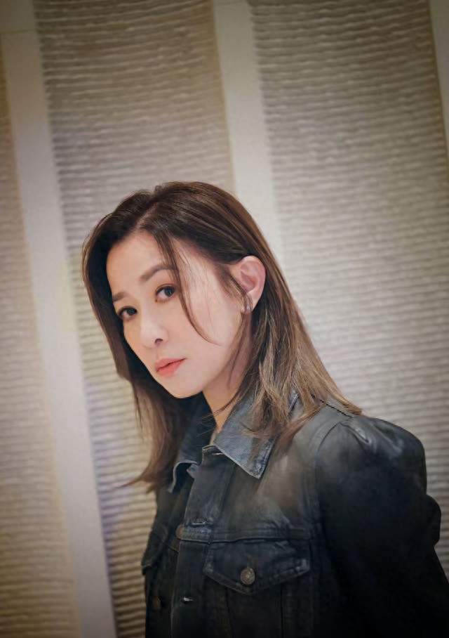 佘诗曼牛仔造型大片释出，又飒又美气场全开