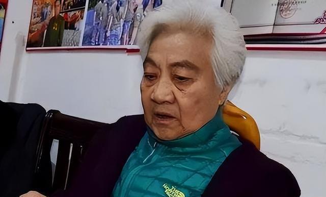 从纺织女工到副总理，39岁主动请辞，她的人生太通透
 
她20岁入党，37岁官至