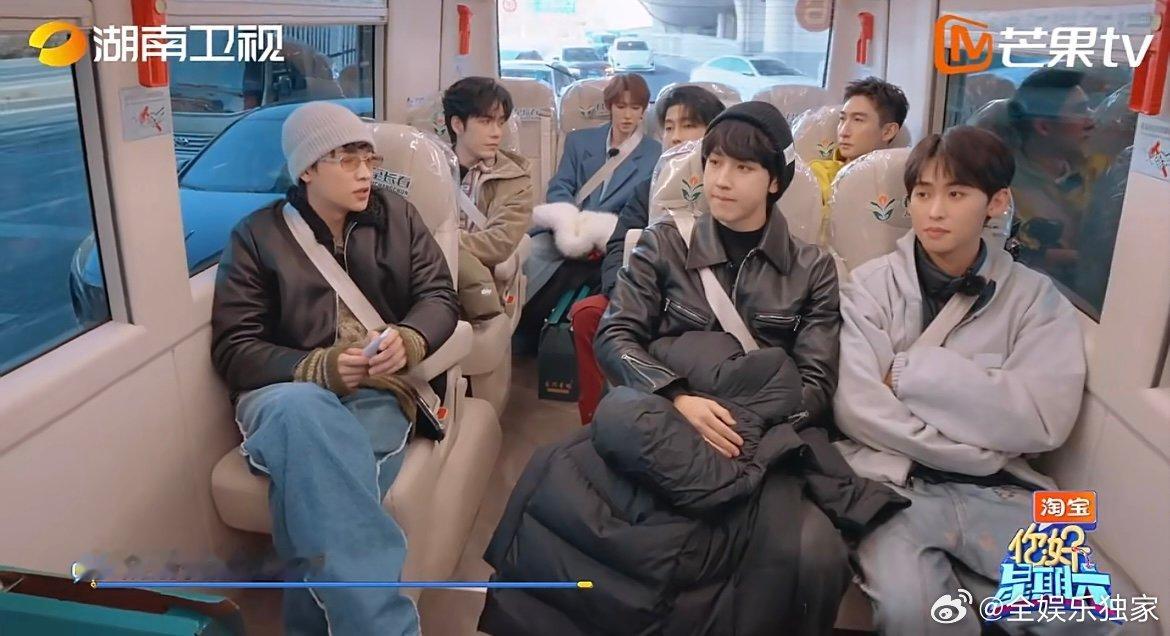 刘宇滑雪上手就会 迅速出师还自带帅气 buff！掌握滑雪诀窍后滑行自如，身姿舒展