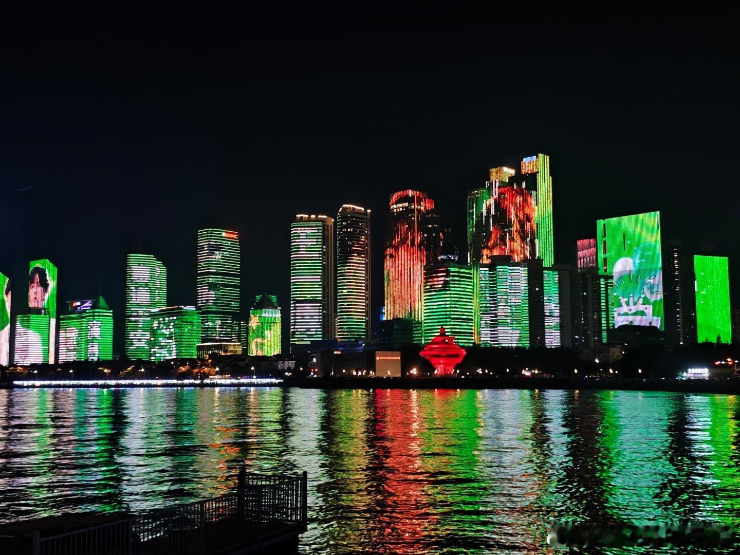 当王一博平安喜乐！王一博29岁生日快乐！这些美好又生动的文字呈现在万众瞩目的灯光