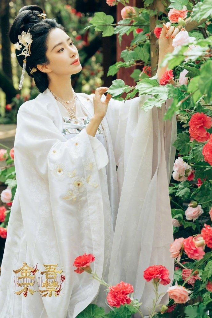 于正发的杨采钰 于正晒出新剧杀青物料?，特意感谢杨采钰友情客串《金吾不禁》，还放