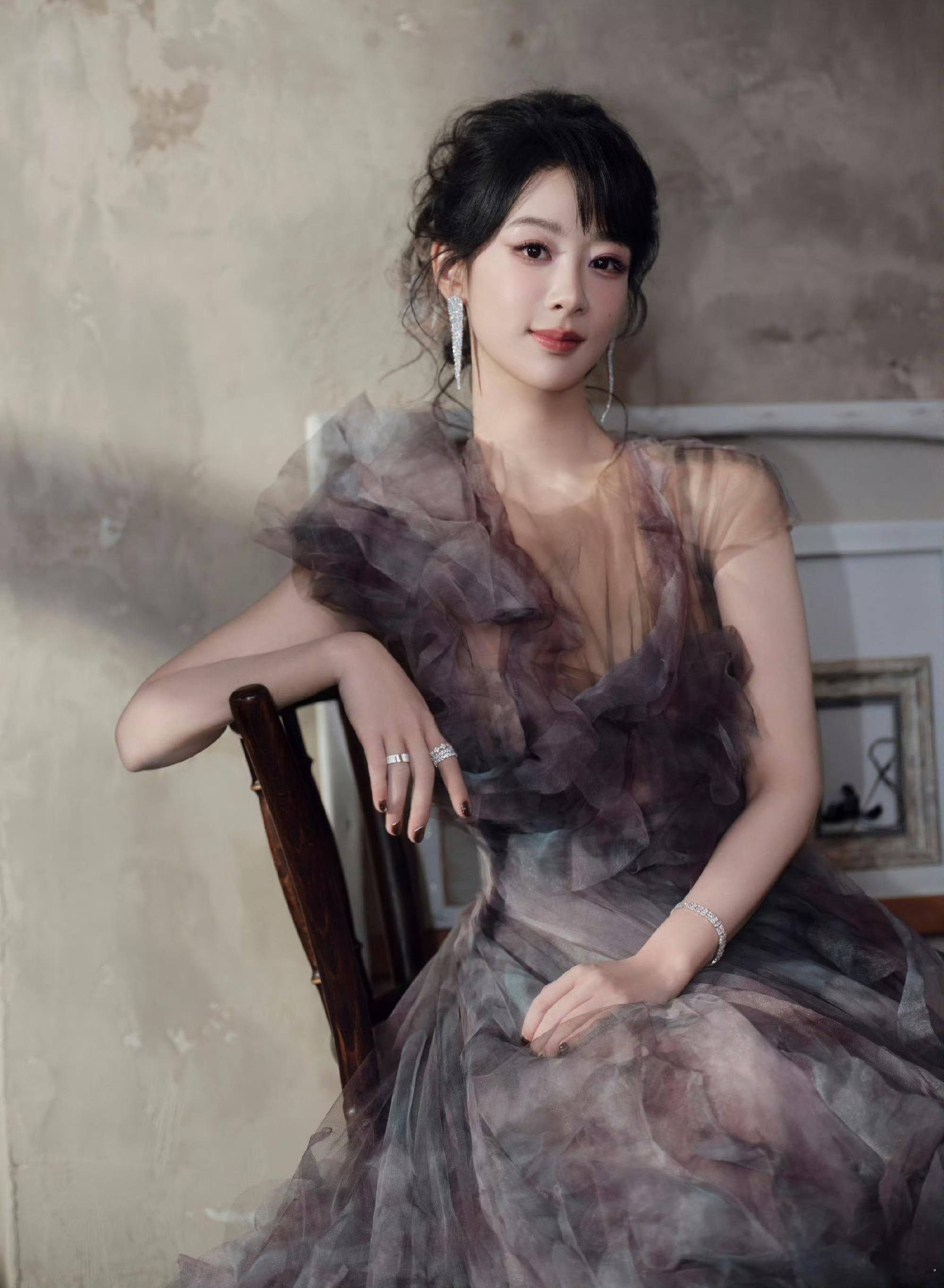 杨紫杀青后第一个直播 刚结束一段工作就有这样的好状态，眼神亮得像藏了星星，笑容治