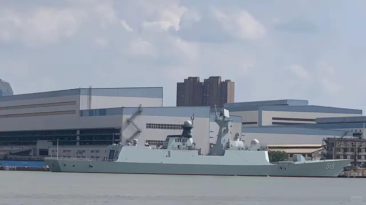 解放军海军新老519号导弹护卫舰。