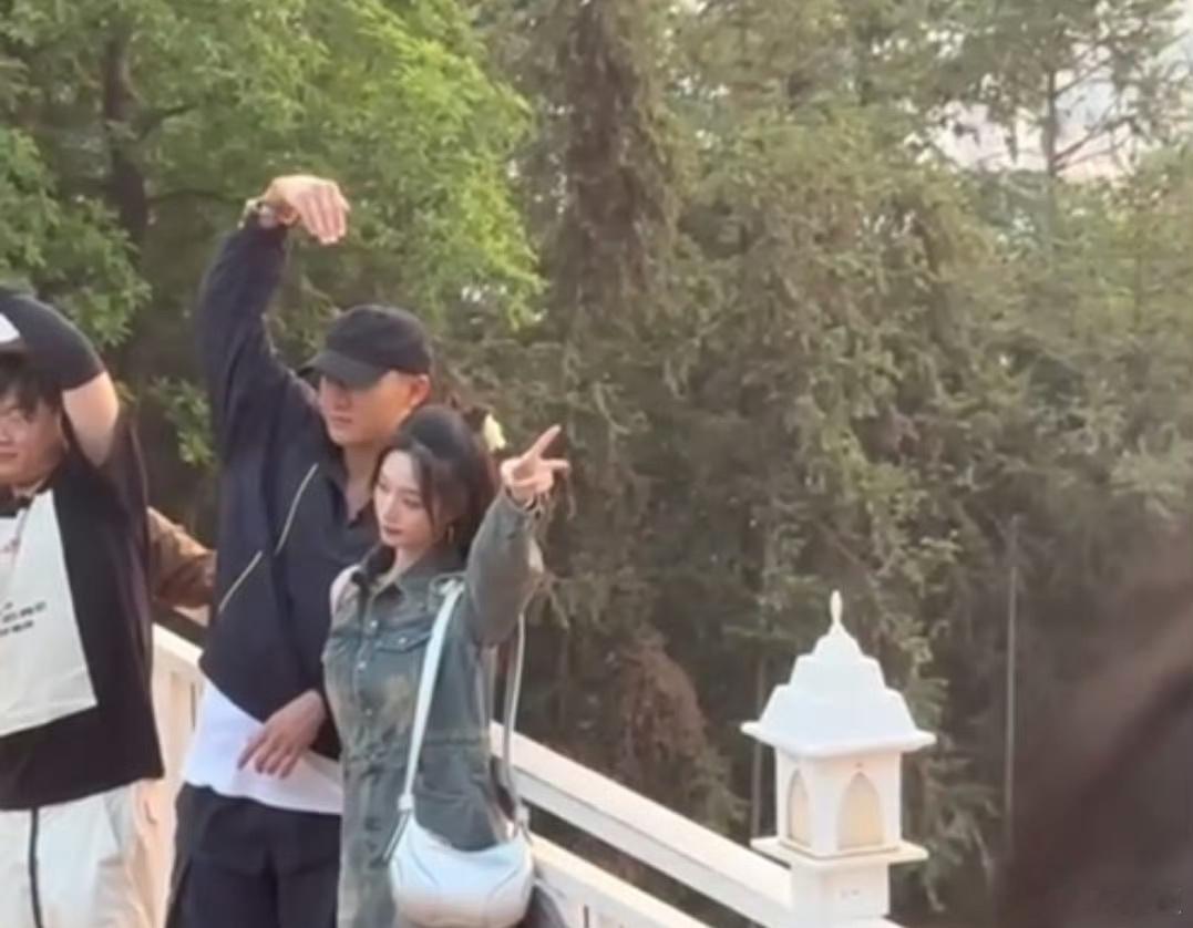 #黄子韬徐艺洋疑似领证# 靠谱消息源，黄子韬和徐艺洋在北京领证了。 ​​​