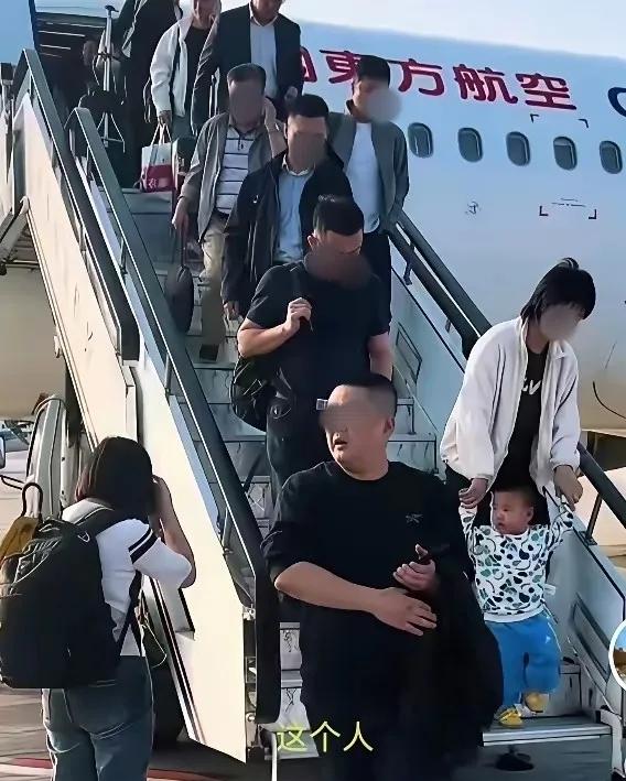 为难空姐的欧某庐山真面目被曝光了
膀大腰圆，长的比较富贵
样貌看起来和善
但他做
