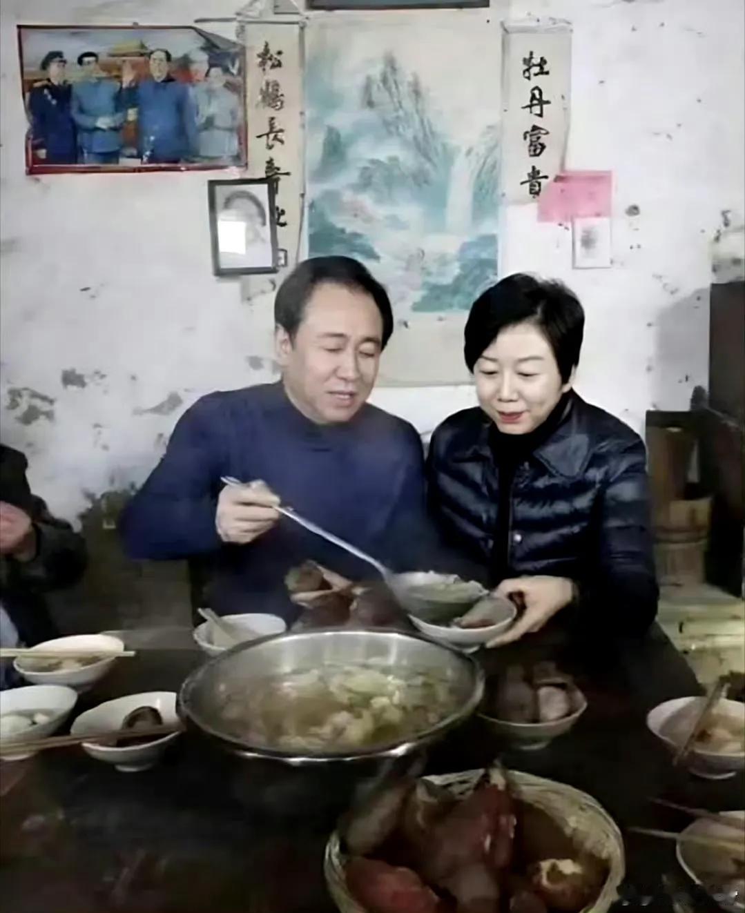 据说这是2018年许家印在河南老家祖宅里吃的“忆苦饭”。

很多网友说，要真是“