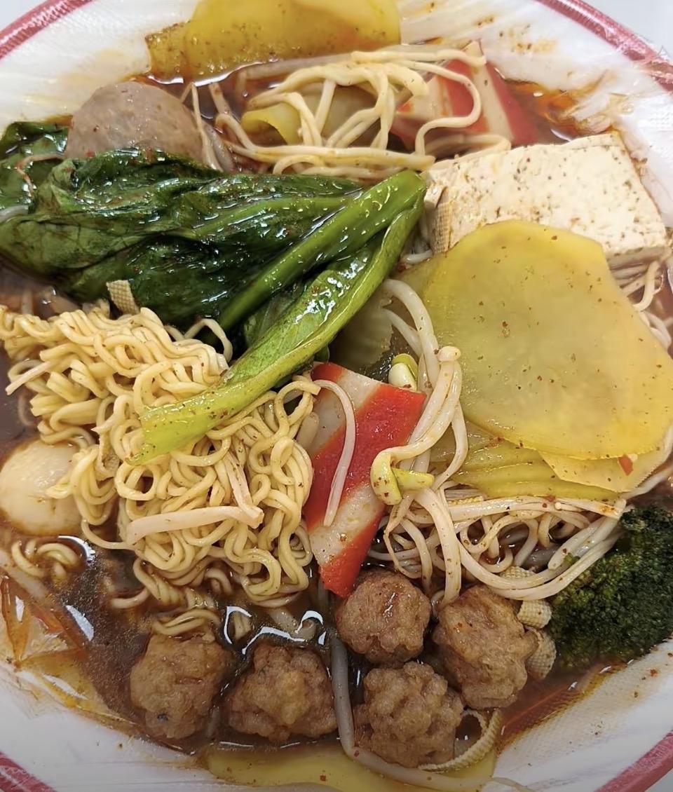 一碗热气腾腾的汤面，配上丰富的蔬菜和肉丸，美味又营养！🍜🥗🍖