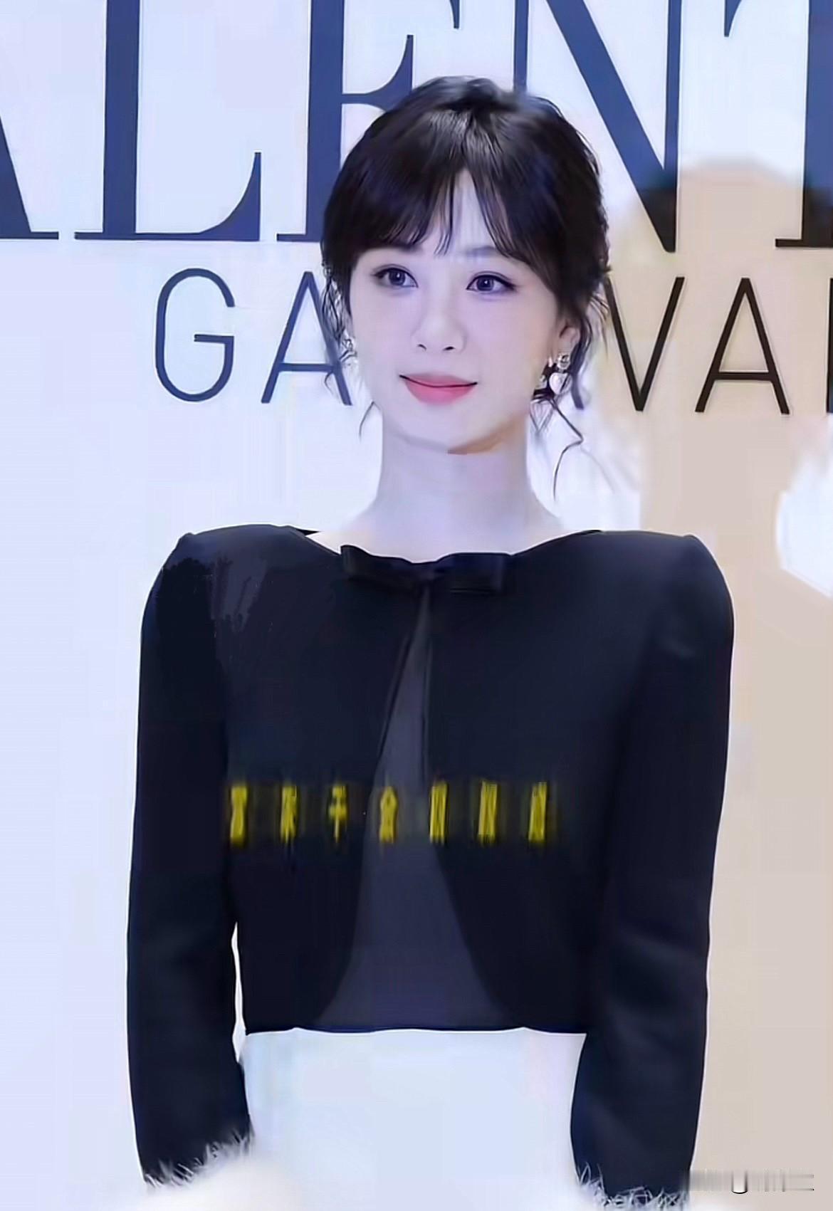 第一次对杨紫的大头娃娃有了概念
实话实说还蛮可爱的
虽然杨紫的粉丝比较嘴硬
但是