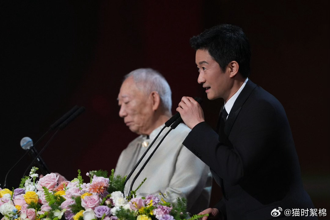 吴京 水肿吴京亮相状态绝佳，清爽帅气不减当年，线下互动温柔又接地气，让人好感拉满