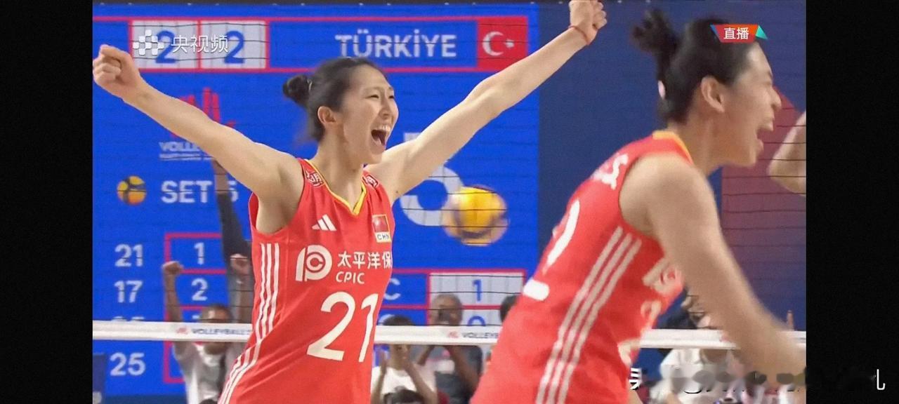 心在跳血在烧，中国女排完美翻盘击败世界第一！

3:2，中国女排在先输两局的不利