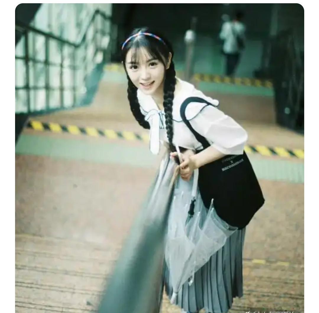 田曦薇初中毕业照曝光，网友直呼“等比例放大”的美貌太绝了，难道真的有人能从小美到